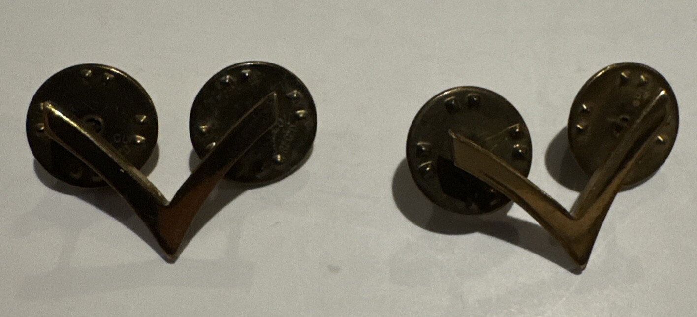 US ARMY PRIVATE E2 GOLD TONE ARMY MILITARY RANK PINS SET OF 2  PV 2