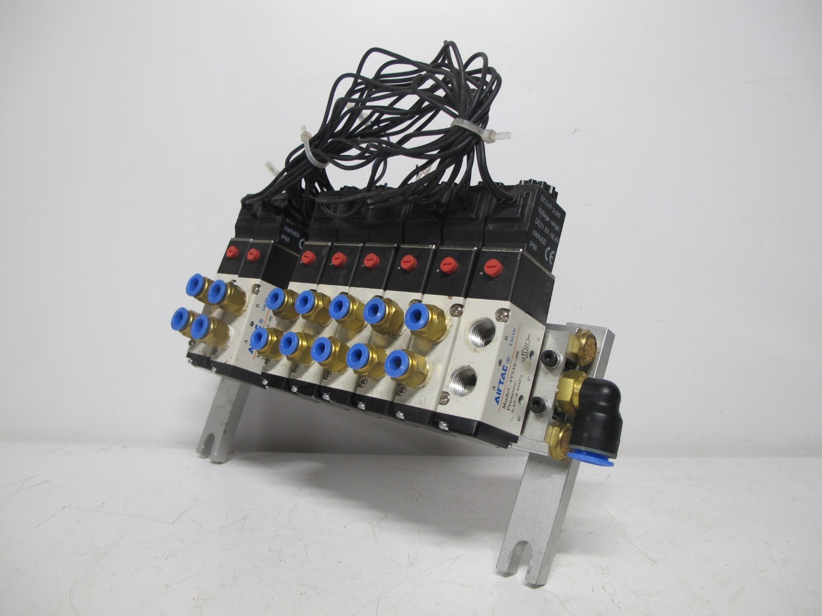 Lot of 8 AirTAC 4V210-08 Valve Solenoid Manifold Body 0.15 0.8 MPa 4V21008 24 V
