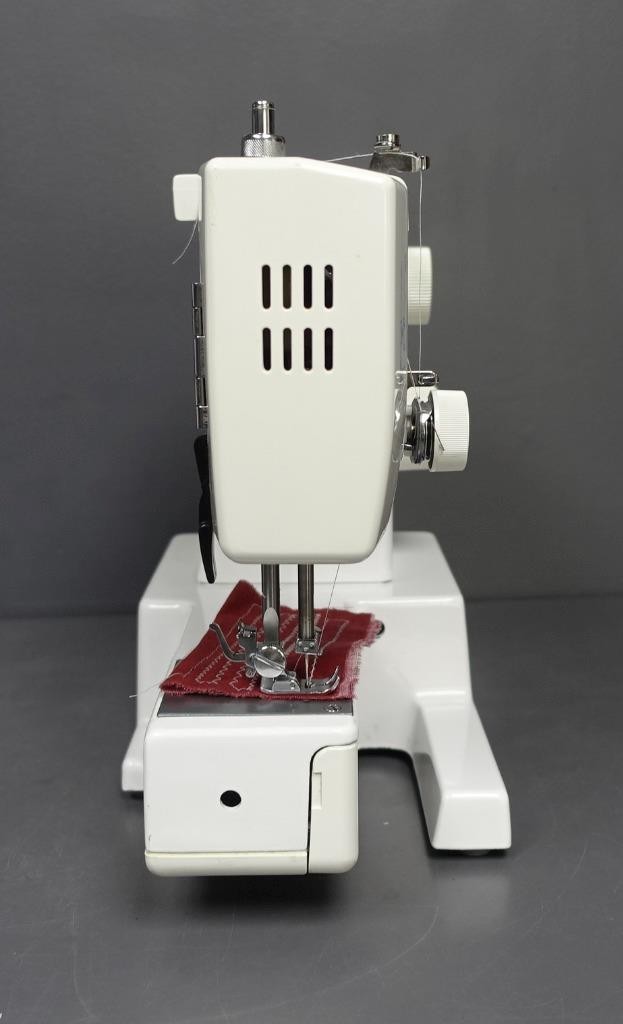 WHITE 1418 Sewing Machine 13-Stitch w/ Manual/Case Tested