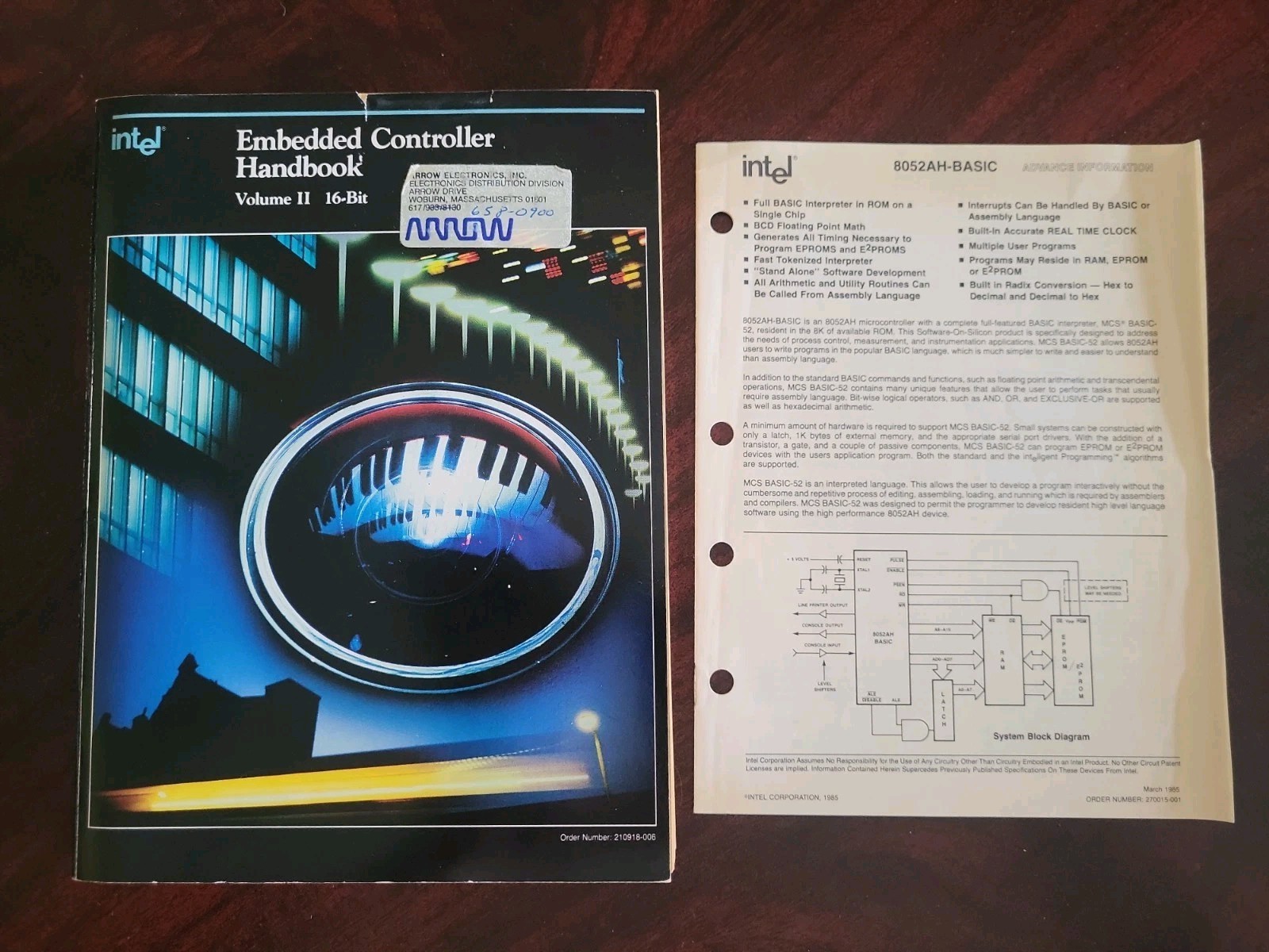 Vtg. INTEL Embedded Controller Handbook Volume 2 16-bit 1988 Edition