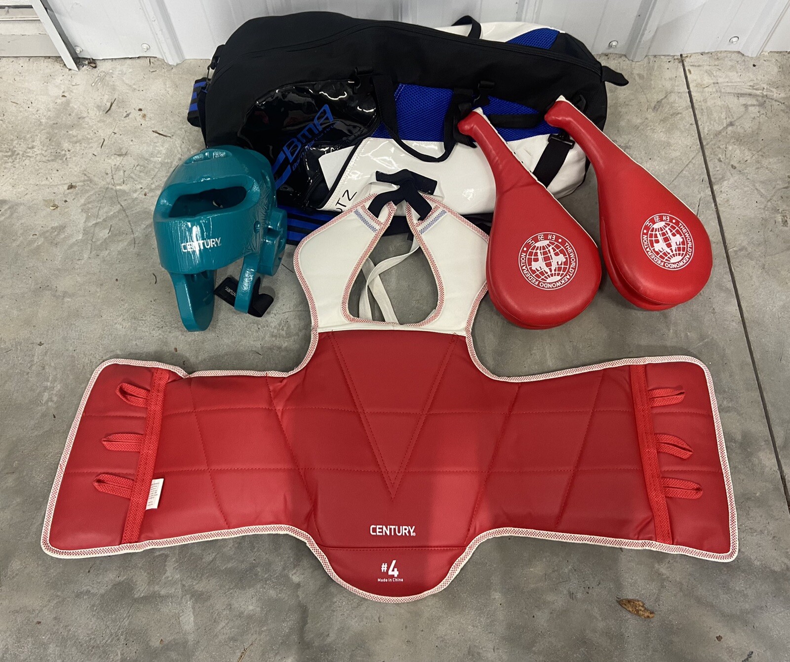 Taekwondo Karate￼ Martial Arts￼ Set Chest Protector Helmet Bag & Kick Paddles