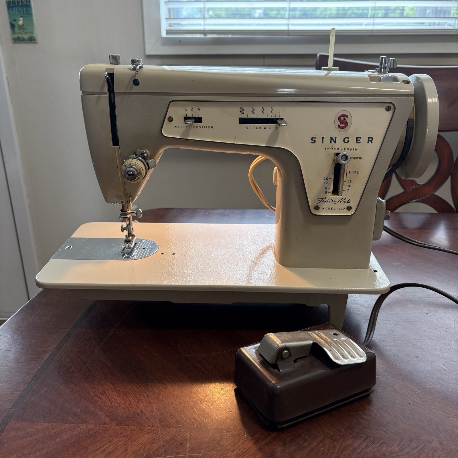 SINGER 237 Straight/Zigzag Sewing Machine, Parts/Repair