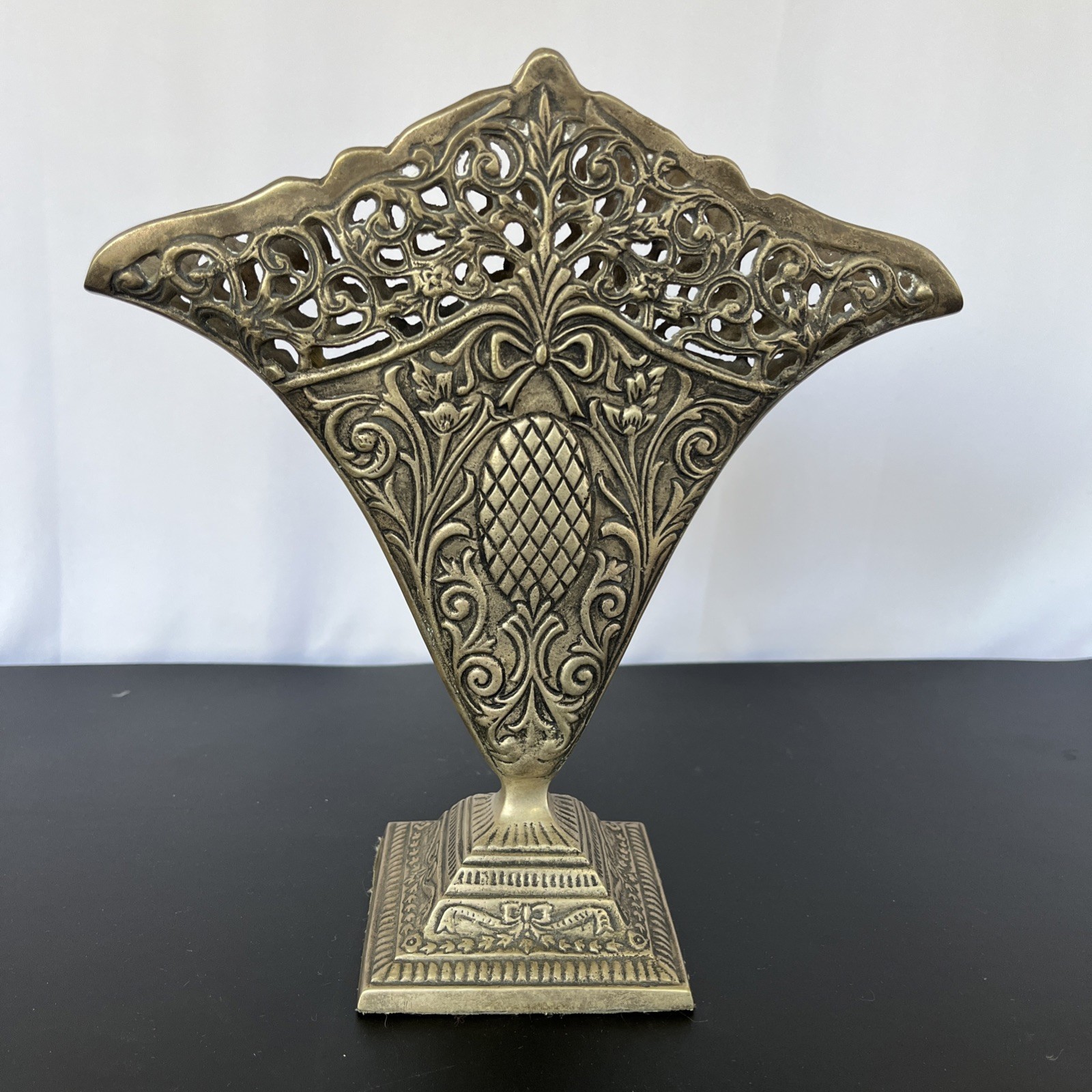 METAL ART NOUVEAU VASE VINTAGE FLUTED FLAT ORNATE LATTICE FAN 8 x 9 W/ PINEAPPLE