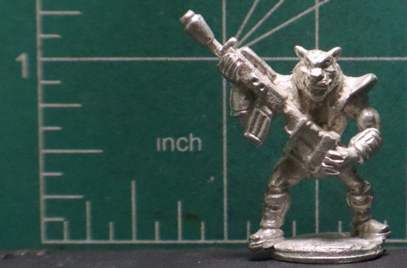 sifi metal miniature 25mm scale -MALE anthropomorphic RAT MAG RIFLE