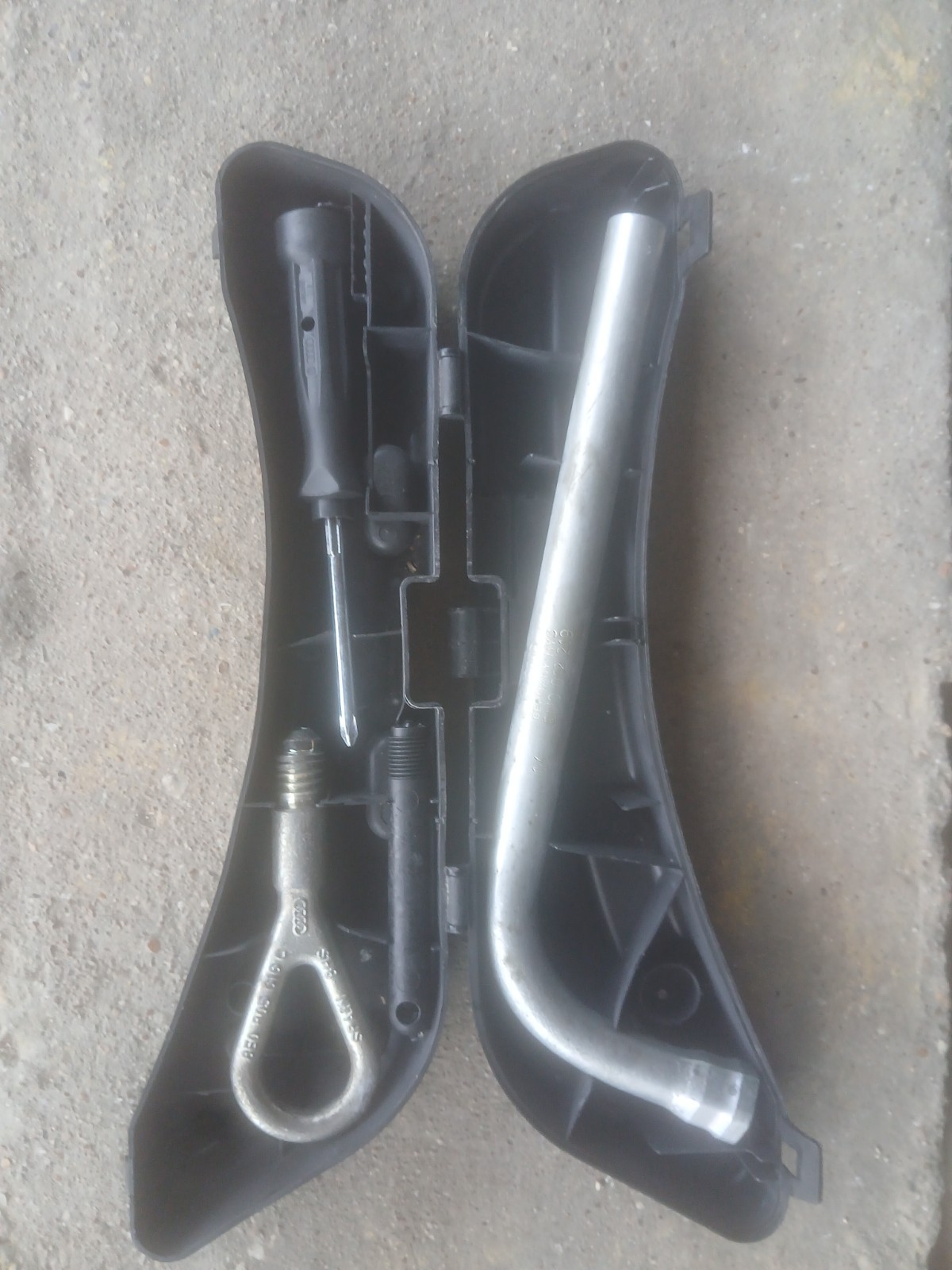 Audi A4 (B6/B7) roadside tool kit, part number 8E0012111