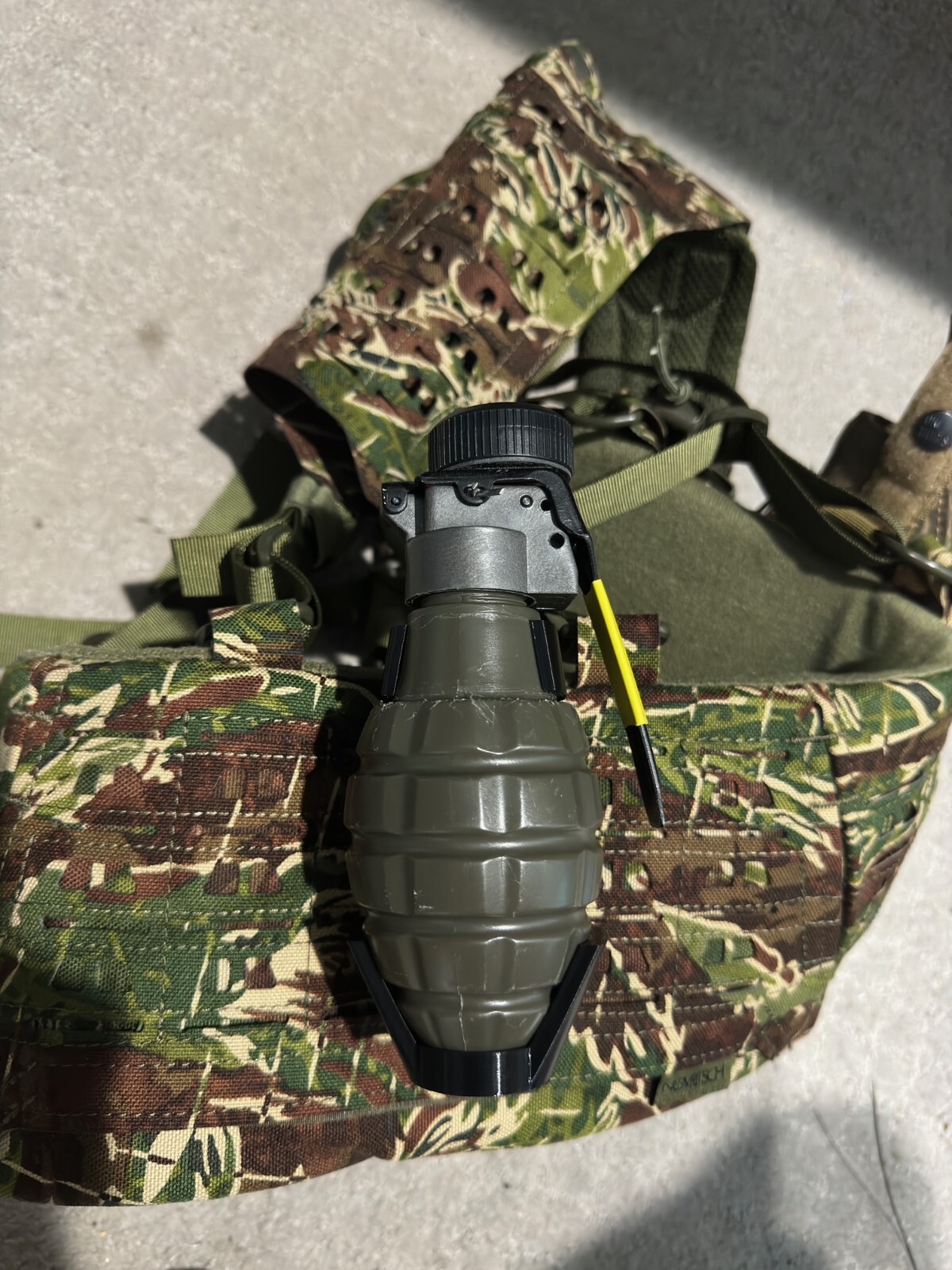 Airsoft Thunder B Hakkotsu flash bang grenade molle holder