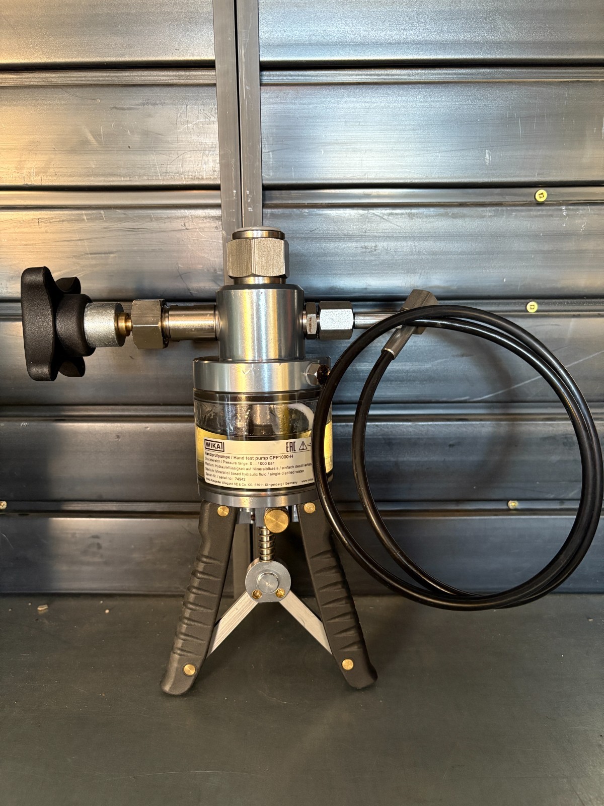 Wika CPP1000-H Hand Pump with Crystal XP2i Test Gauge (0-1000psig)