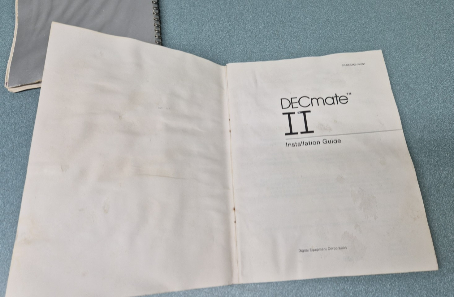DECmate User Guides + 2 floppy disks, System Overview and System Test. UNTESTED