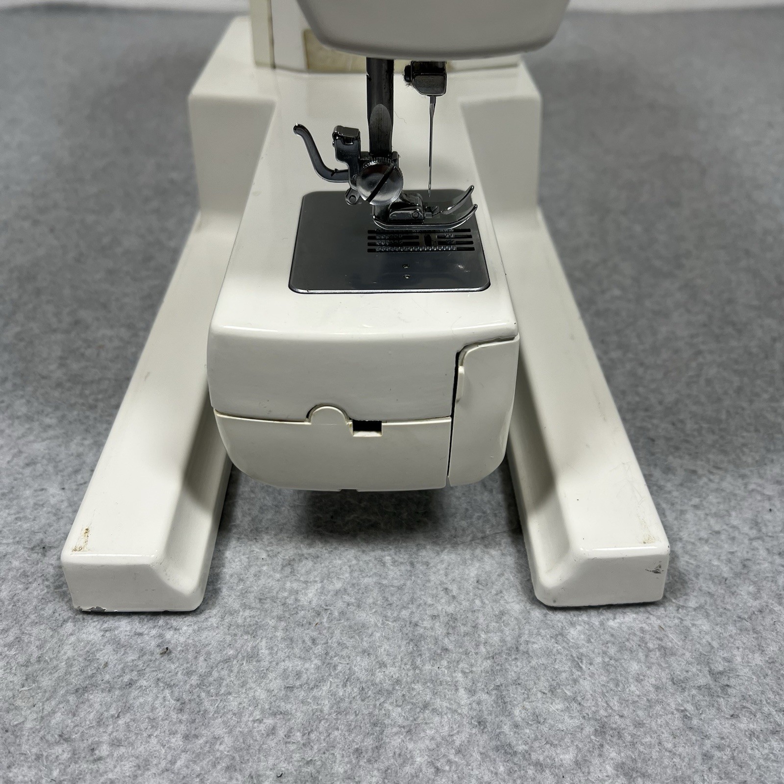 BERNETTE 720 Sewing Machine Heavy Duty 200 B W/ Cover READ