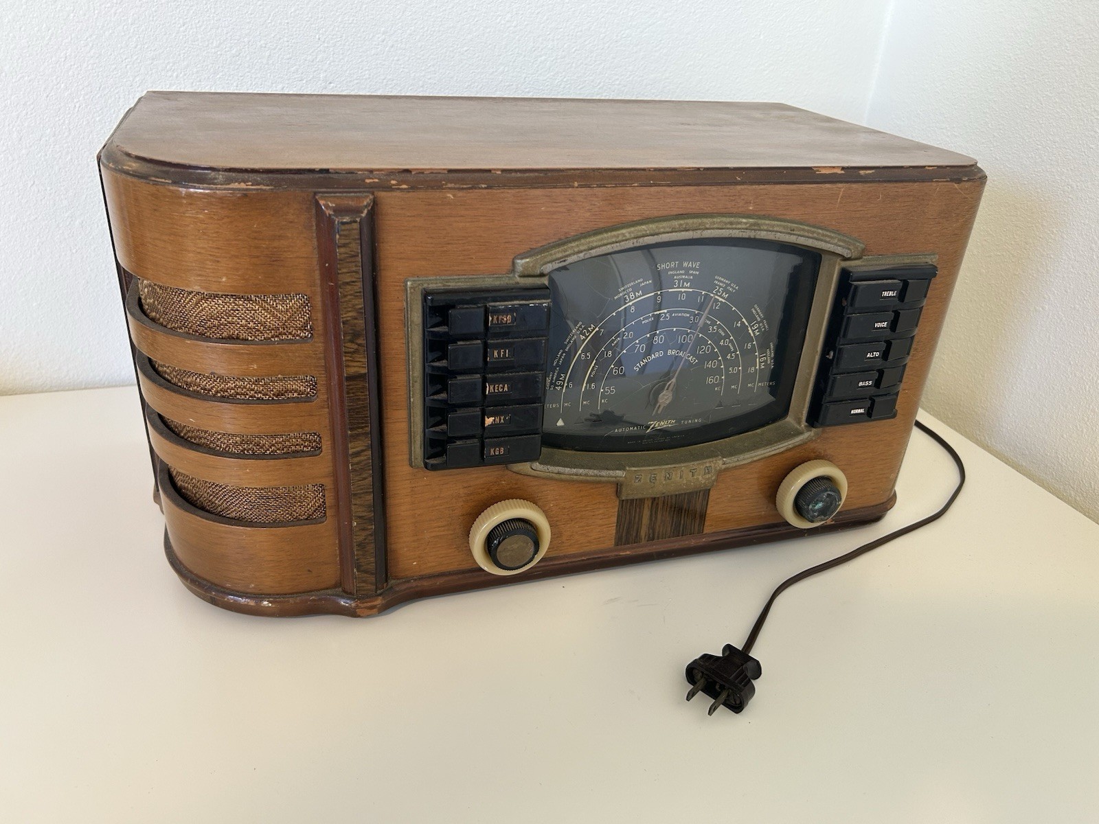 Antique Zenith 7S633 Radio