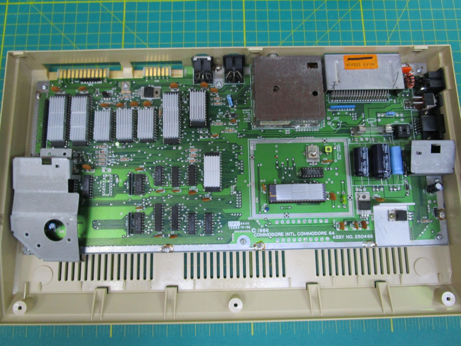 COMMODORE 64C COMPUTER 250466 HEATSINKS C64C TESTED AND WORKING LOT#X8 💻