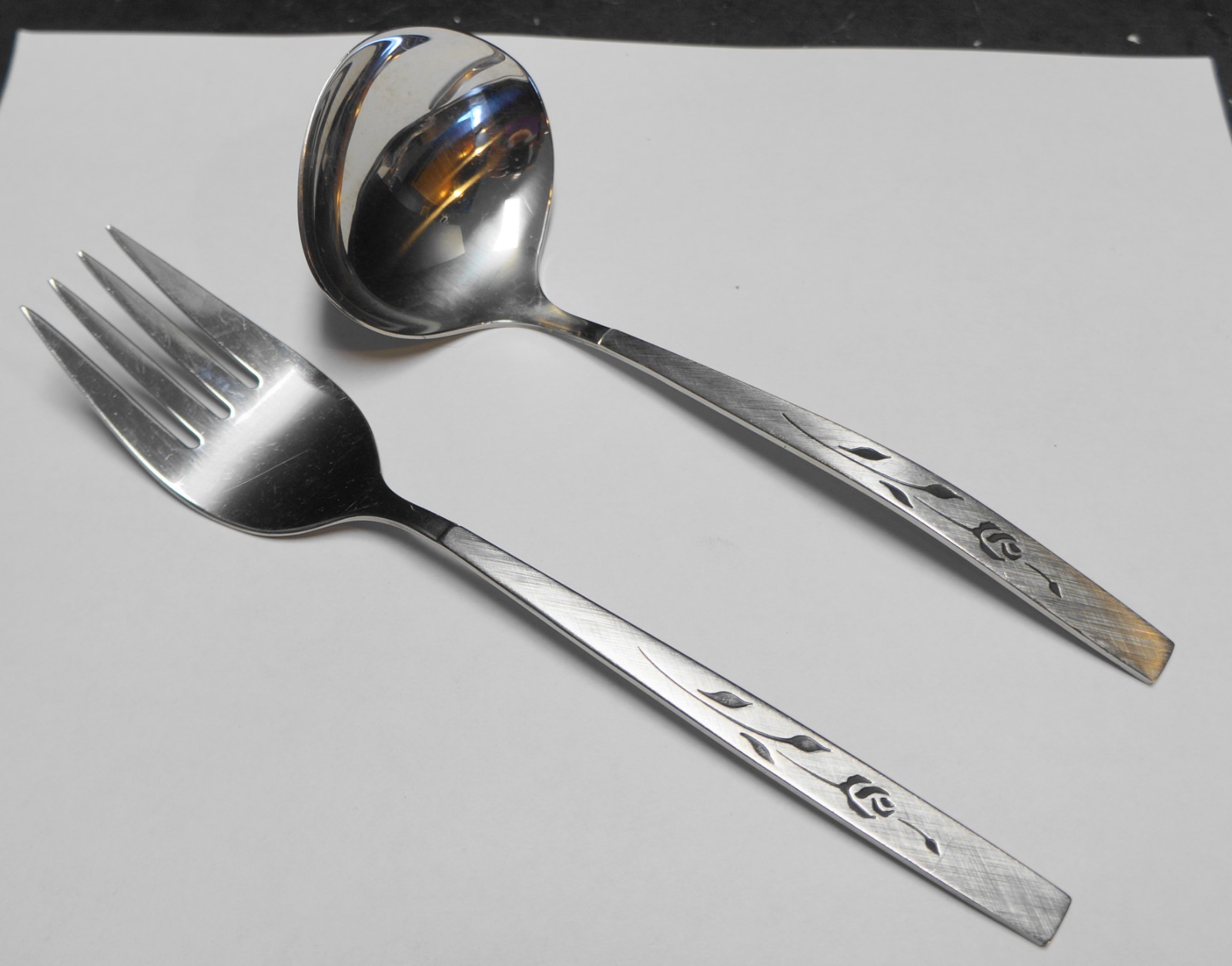 Oneida Capistrano Deluxe Rose Gravy Ladle Serving Fork Pair