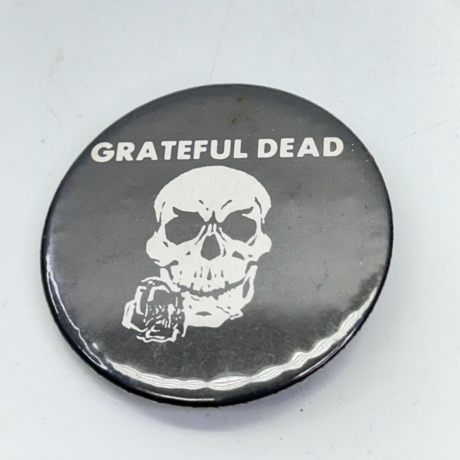VINTAGE GRATEFUL DEAD SKELETON BERTHA SKULL ROSES DESIGN PINBACK BUTTON PIN