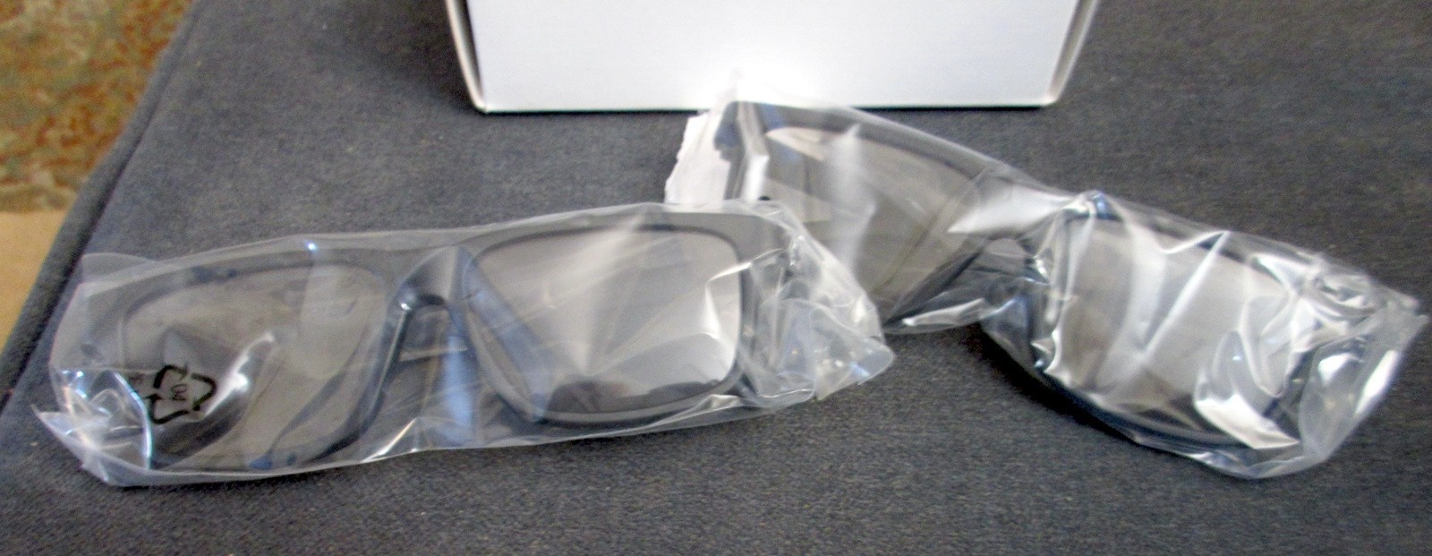 VIZIO Theater 3D GLASSES 2 Pair - NEW        jce