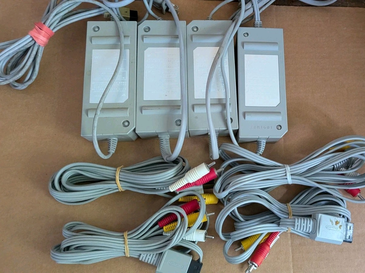 Lot Of 4 Pairs Of  Nintendo Wii OEM Power Supply AC Adapters &  Av Cables