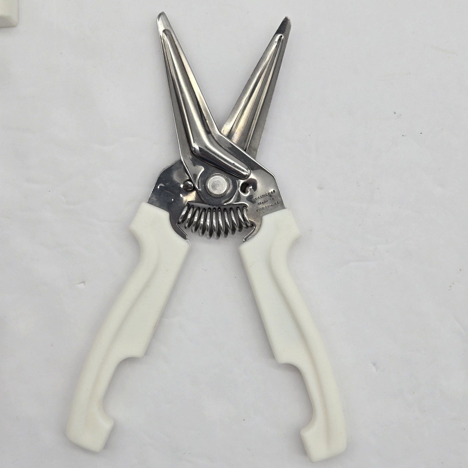 Pampered Chef 1075 Multi Purpose Kitchen Shears Scissors White with Wall Holder