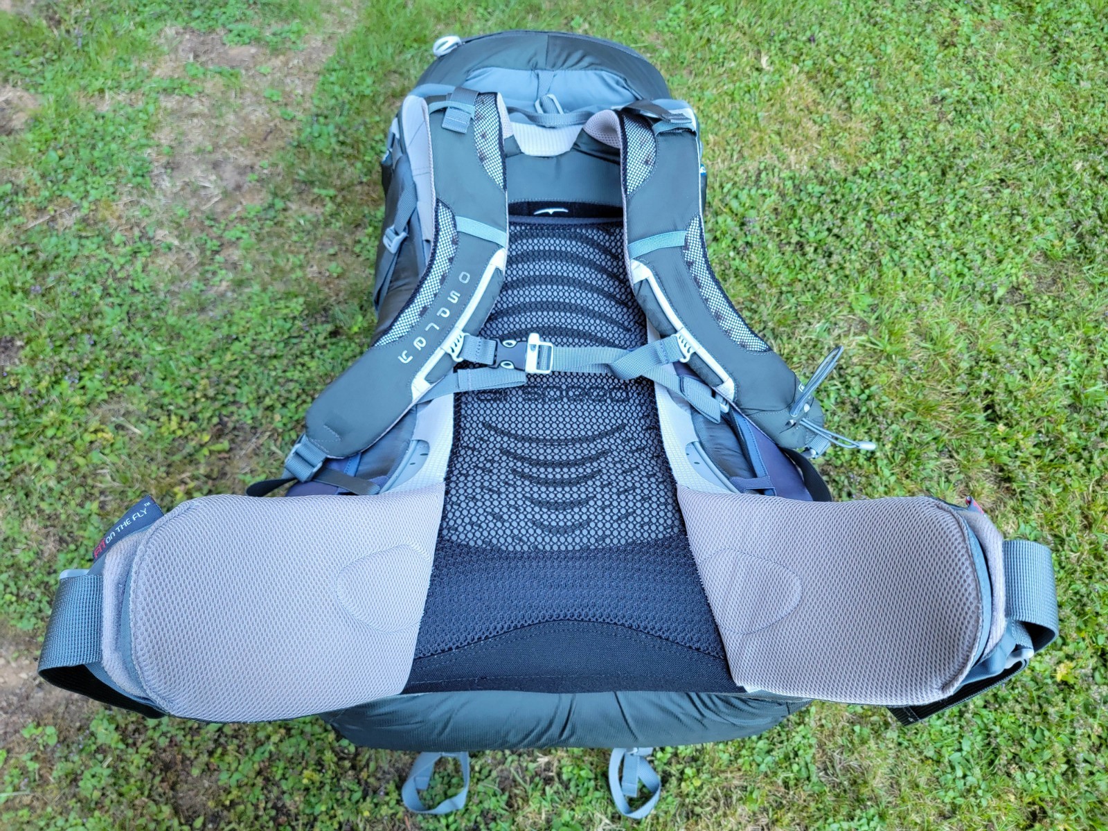 OSPREY Atmos 65 Internal Frame Green Gray Hiking 28" Backpack ~ Size Medium