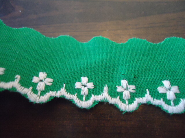Green Flat Flower Trim Raw Top Edge Scalloped Bottom Edge 1” Wide X 5.22 Yds