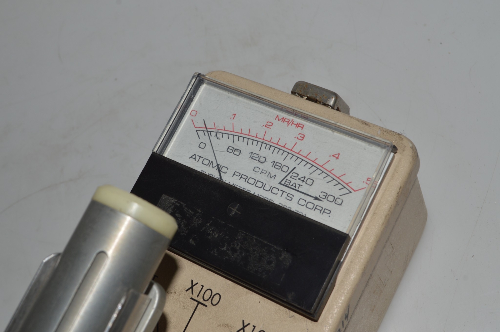 *RB* ATOMIC SURVEY METER MODEL 069-701 W/ PROBE (RJX58)