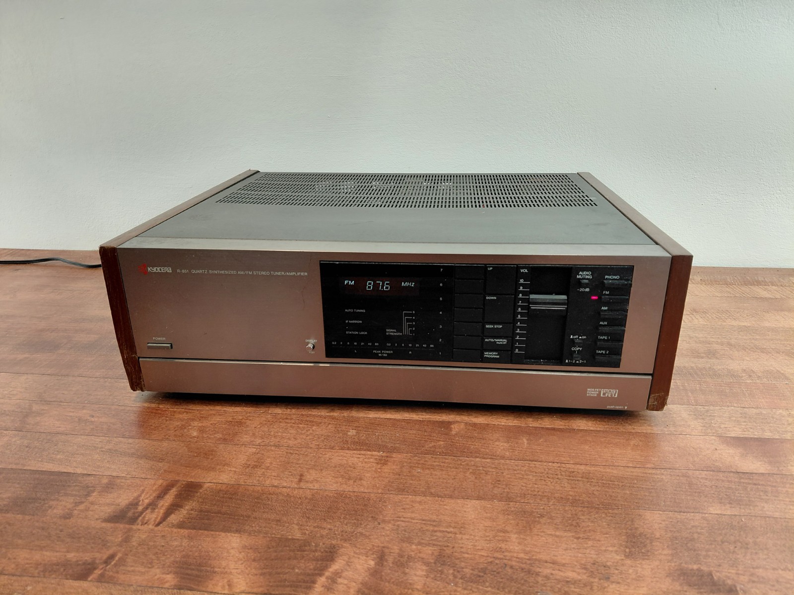 Kyocera R-851 Quartz Synthesized AM/FM Stereo Tuner/Amplifier