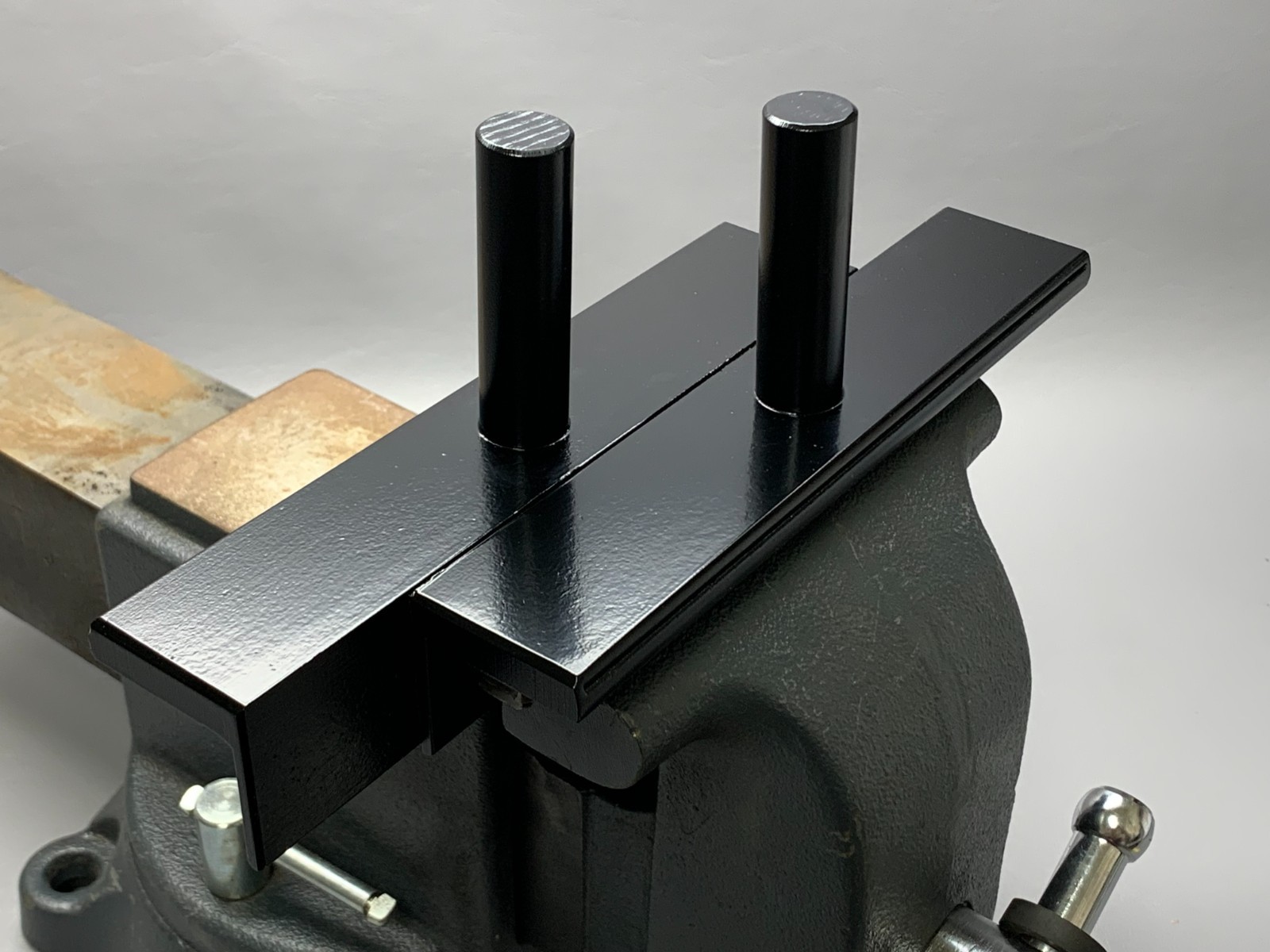 Blacksmith Adjustable Vise-Mounted Bending/Twisting Fork Jig – 3/4" Round Shanks