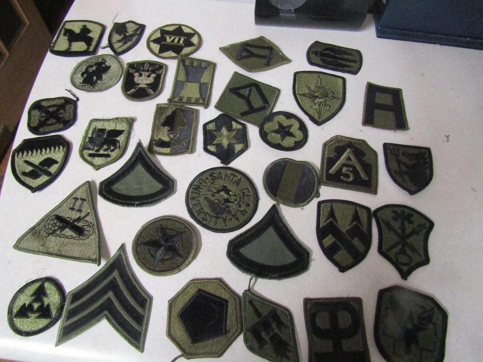 LOT SET COLLECTION OF 33 OLD COMBAT USED MILITARY PATCHES PULLED OFF UNIFORMS
