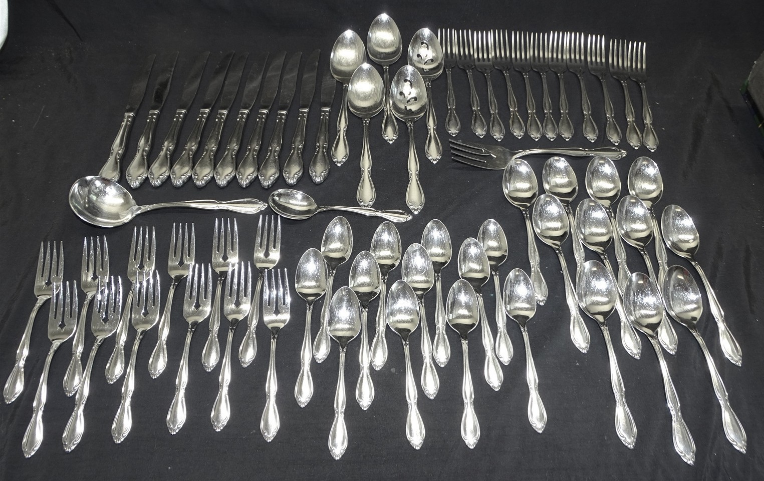 Oneida Ltd. Strathmore 64pc Set Stainless Flatware Deluxe