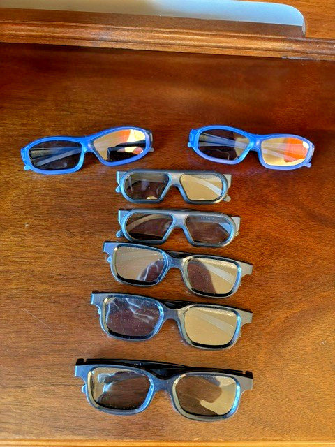 3D glasses 2 child (black) & 5 adult pair 2 blue, 3 black (master image & Reald)