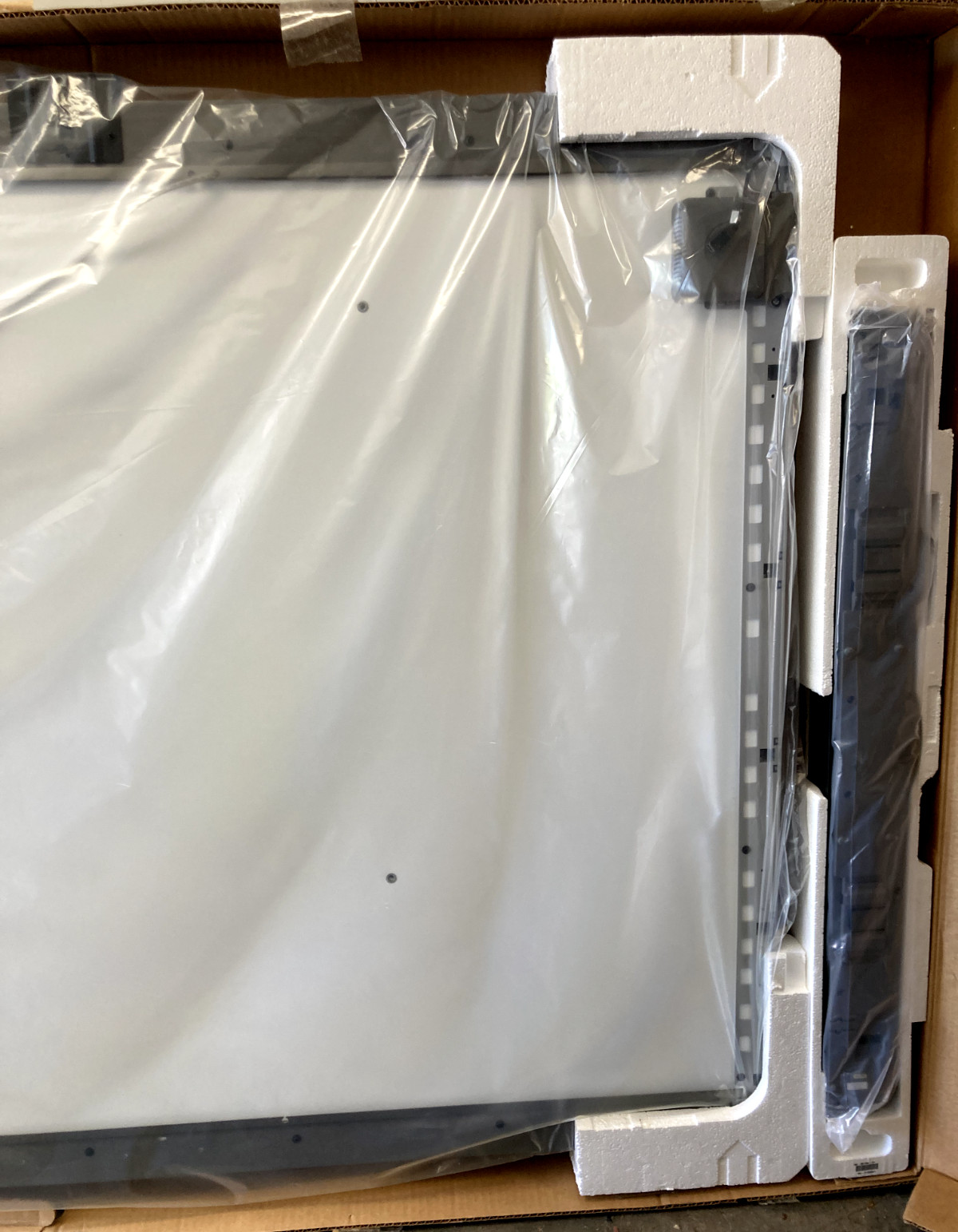 Smart Board 87" White Board SB685 w/ Accessories Open Box