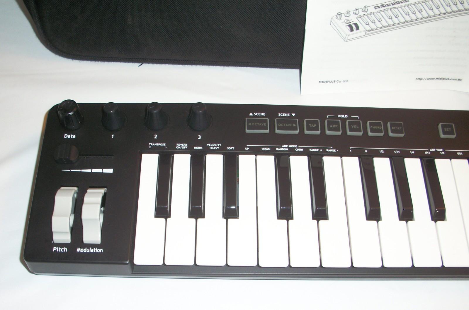 MIDI PLUS AKM322 32 keys USB MIDI Keyboard Controller w/ Padded Case & Cord