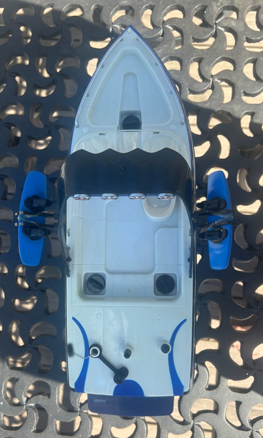 FULL FUNCTION 2006 MALIBU WAKESETTER, RC BOAT With Box, Instructions, and Stand