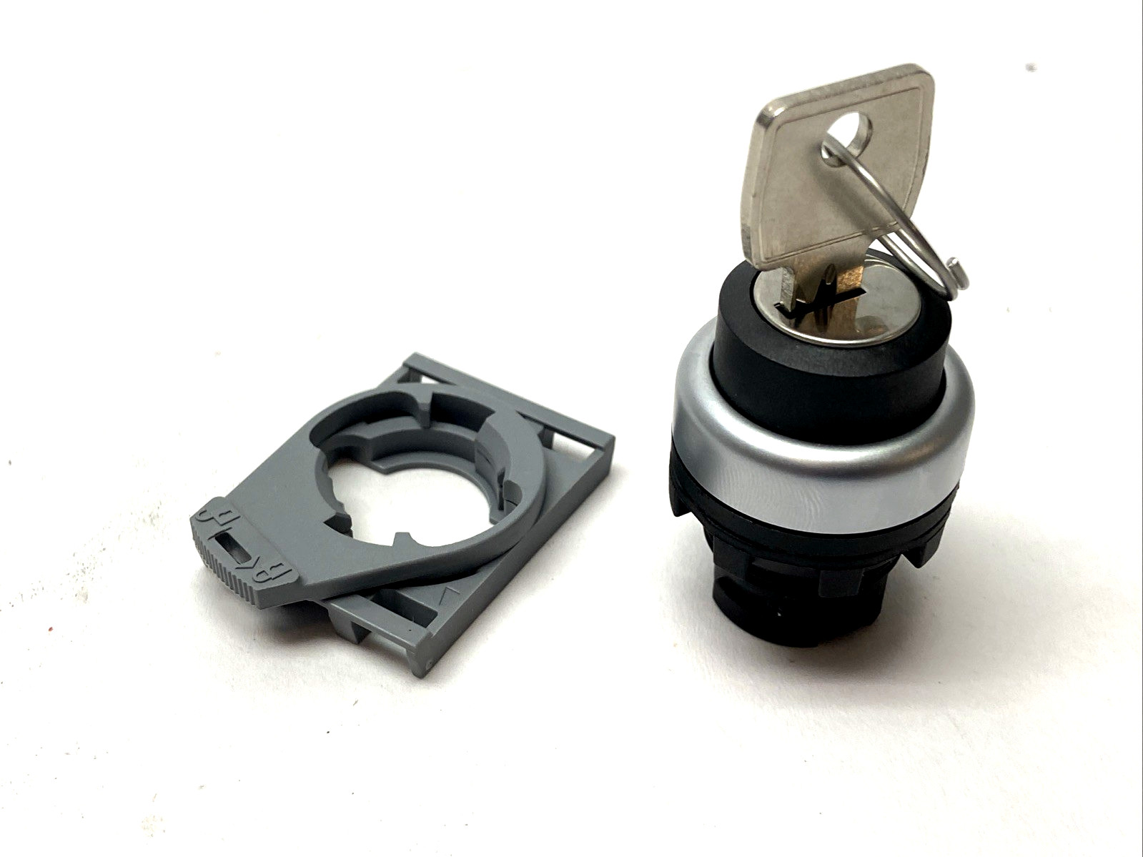 Pizzato E2 AC-DXBX1606 Keyed Selector Switch