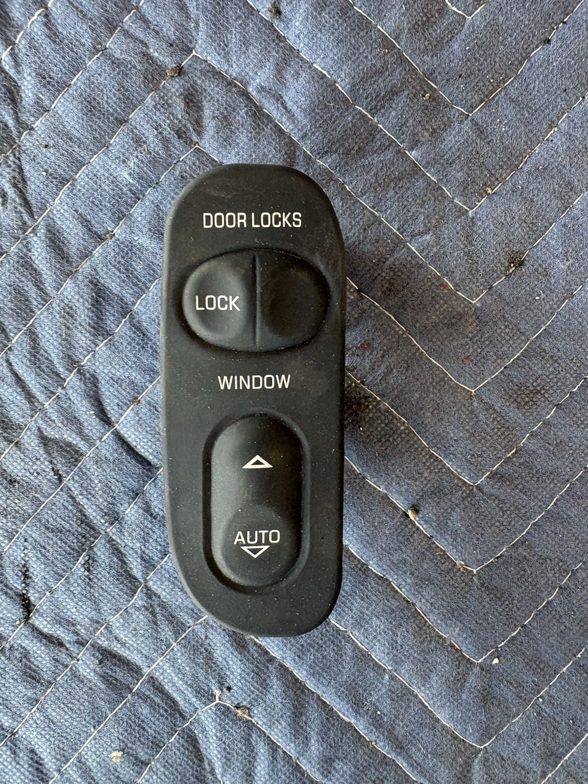 97-04 CORVETTE C5 PASSENGER RH WINDOW LOCK SWITCH OEM 12135165 #N354