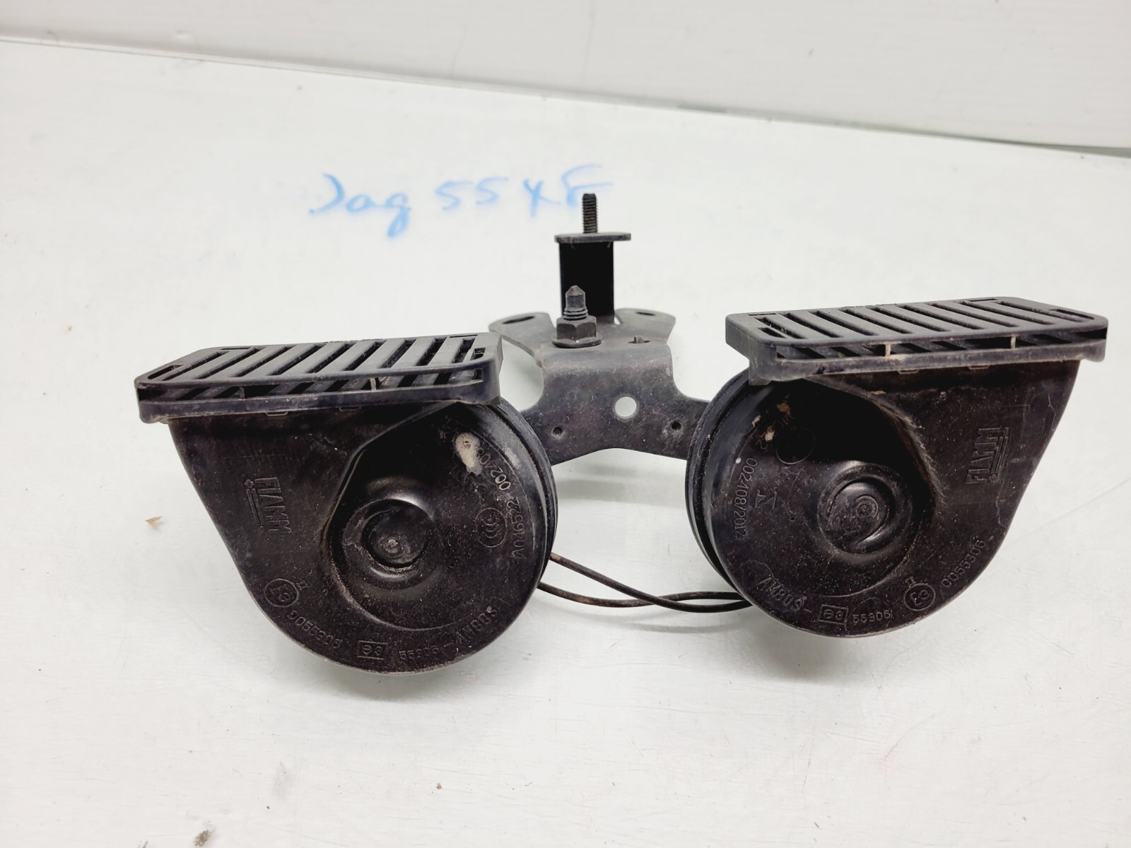 2013-2015 Jaguar XF High & Low Tone Pitch Horn Signal Pair Oem