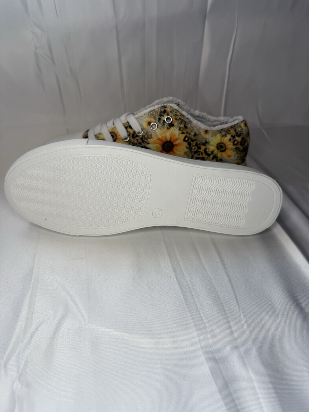 Women’s Canvas Low Top Sneakers, Sunflower Print Pattern Size 9.5