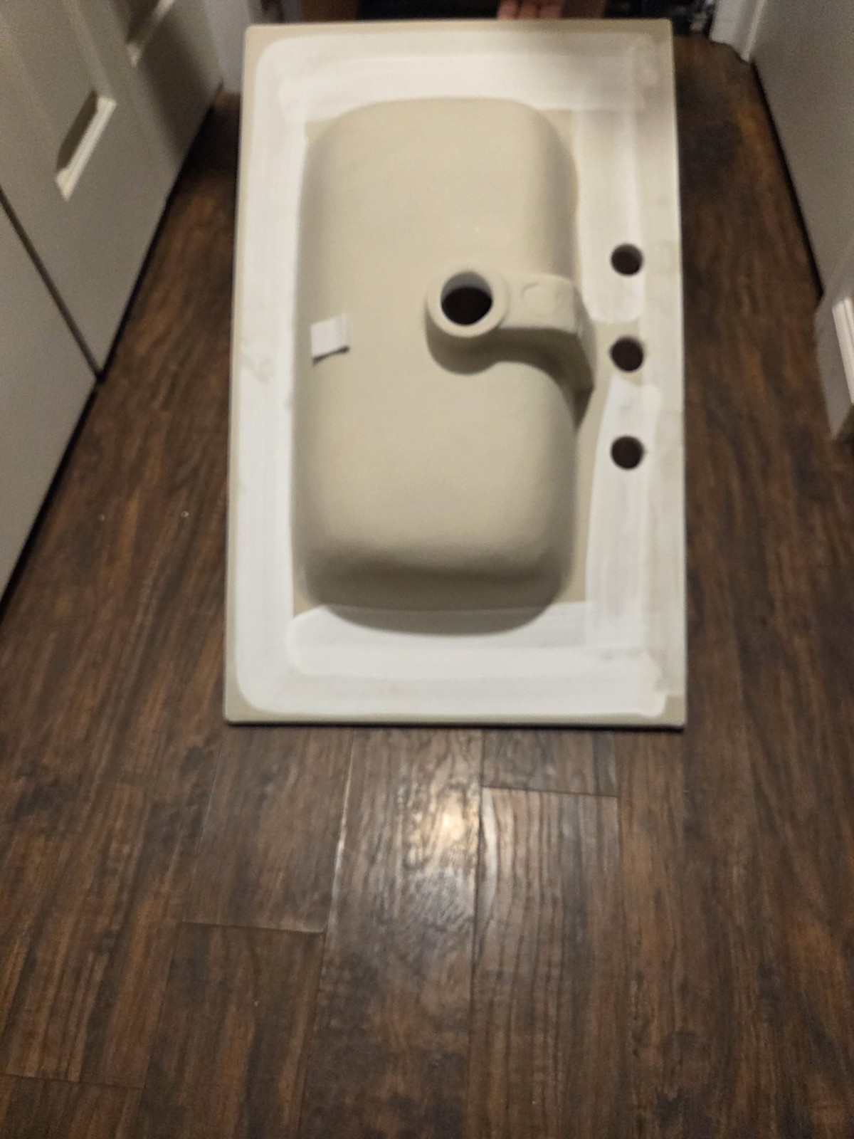 BB0930Y331 Integrated white ceramic basin three predrilled faucet holes faucet d