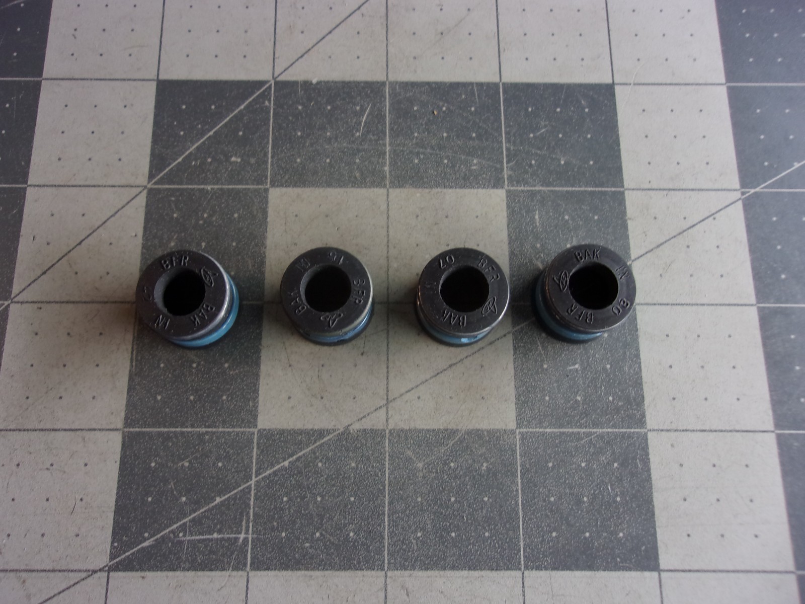 Sealed Power ST-2049 (4) Valve Stem Seals VP108