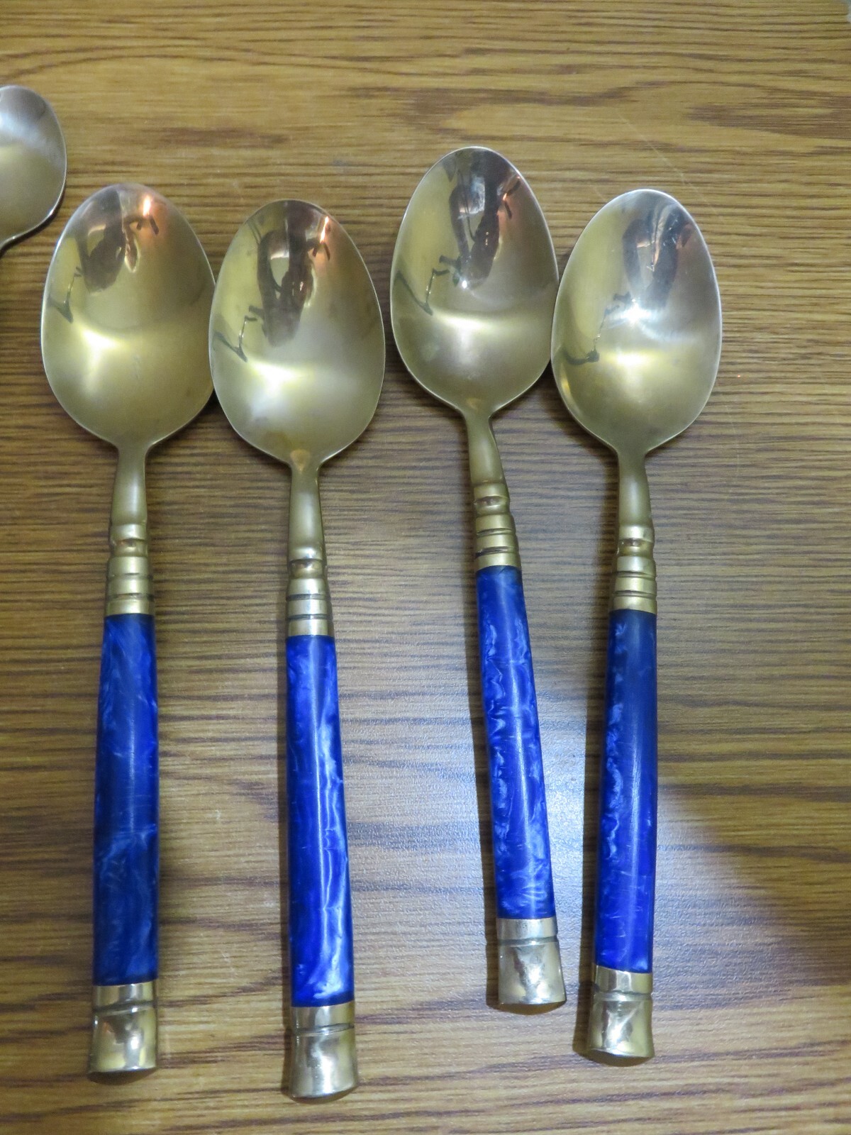20 PIECE GOLD METAL BRASS? FLATWARE BLUE HANDLES SETTING FOR 4