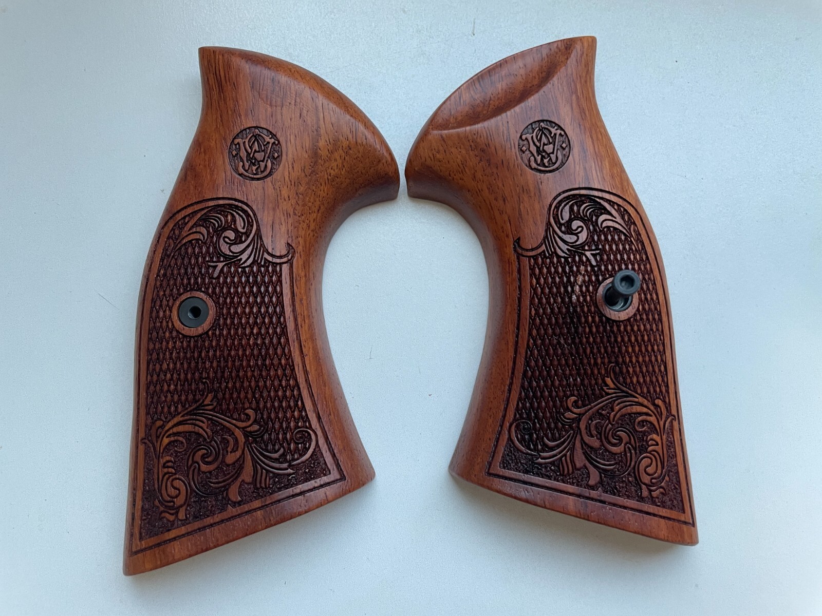 New Beautiful Grip for S&W K/L Frame Round Butt - Flower carve on Hardwood