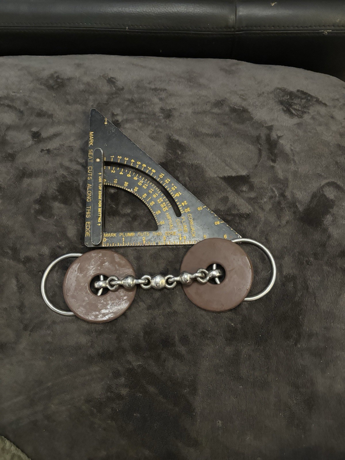 Beris Konnex Fin horse bit, featuring brown, circular cheek pieces