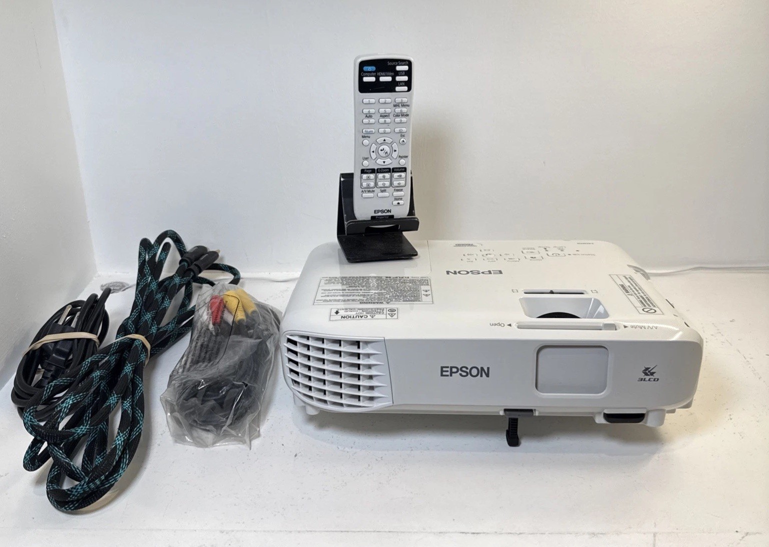 Epson Home Cinema 760HD 3LCD Projector 3300 ANSI HD 1080p H848A HDMI 406hrs Read