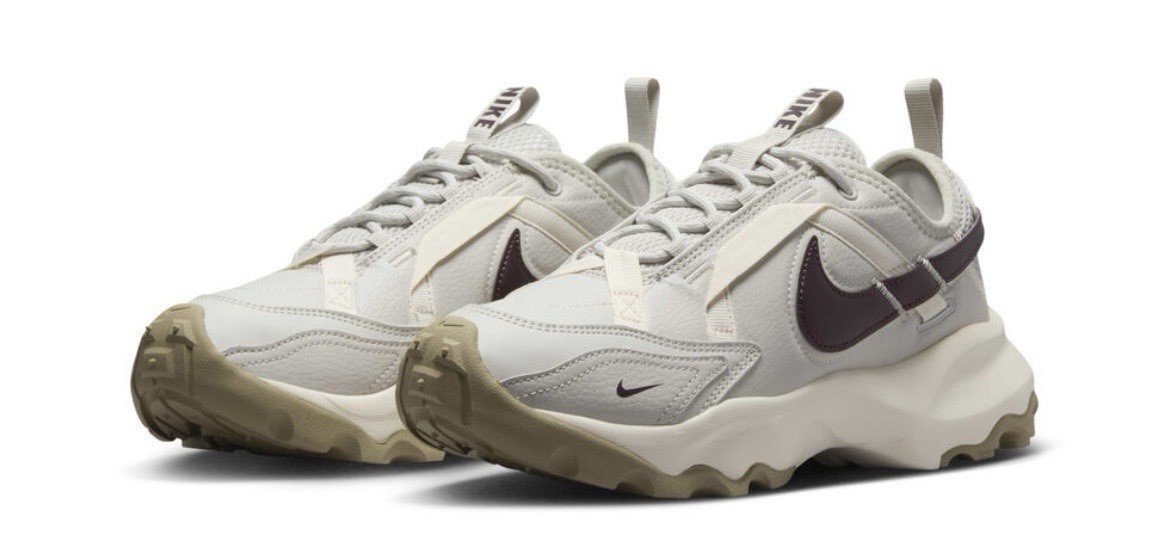 Nike TC 7900 Women’s Size 6.5 Casual Sneaker Light Bone Burgundy Crush Shoe