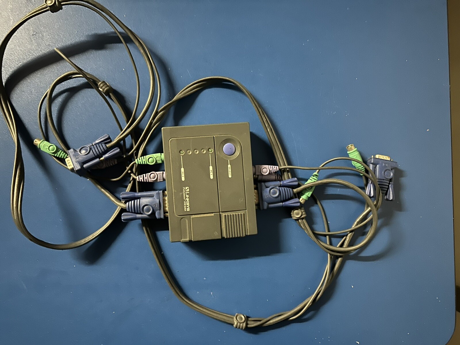 Linksys KVM100SK ProConnect KVM Switch w Cables Bundle