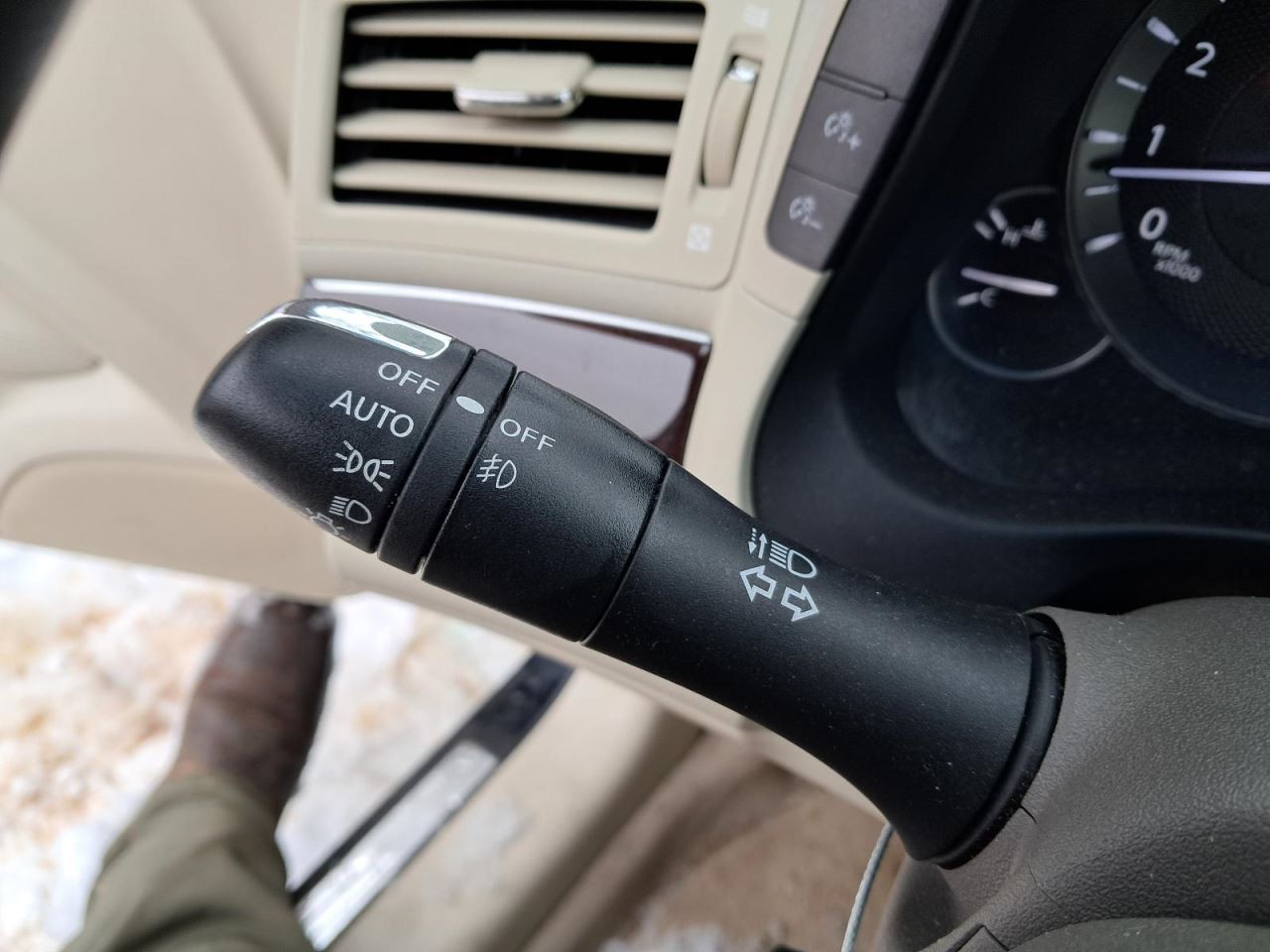 Q70 2015 Glove Box 4954329
