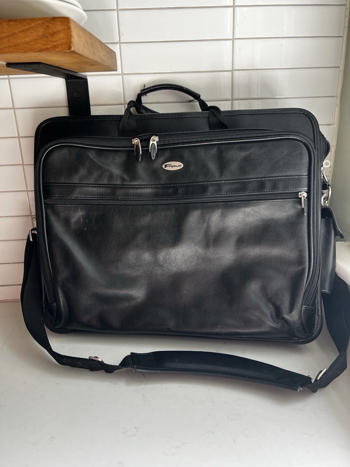 Targus Leather Notebook/Laptop Case Black And Shoulder Strap