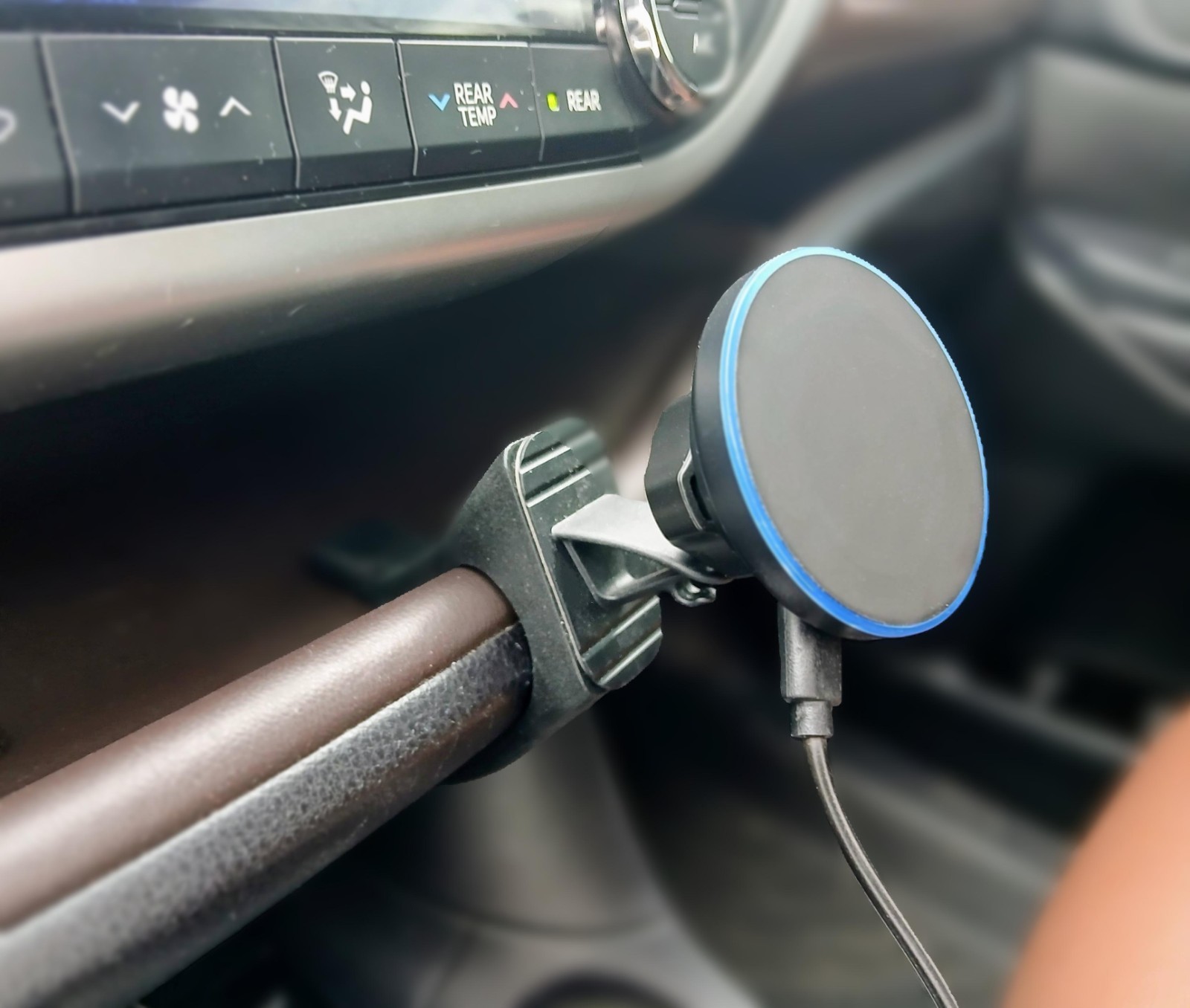 Toyota Highlander (2014-2019) MagSafe compatible phone mount charger