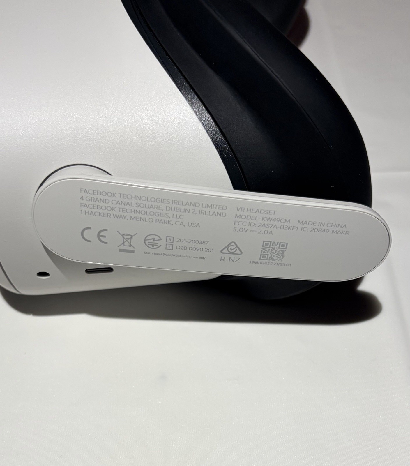 Meta Oculus Quest 2 Standalone VR HEADSET ONLY KW49CM