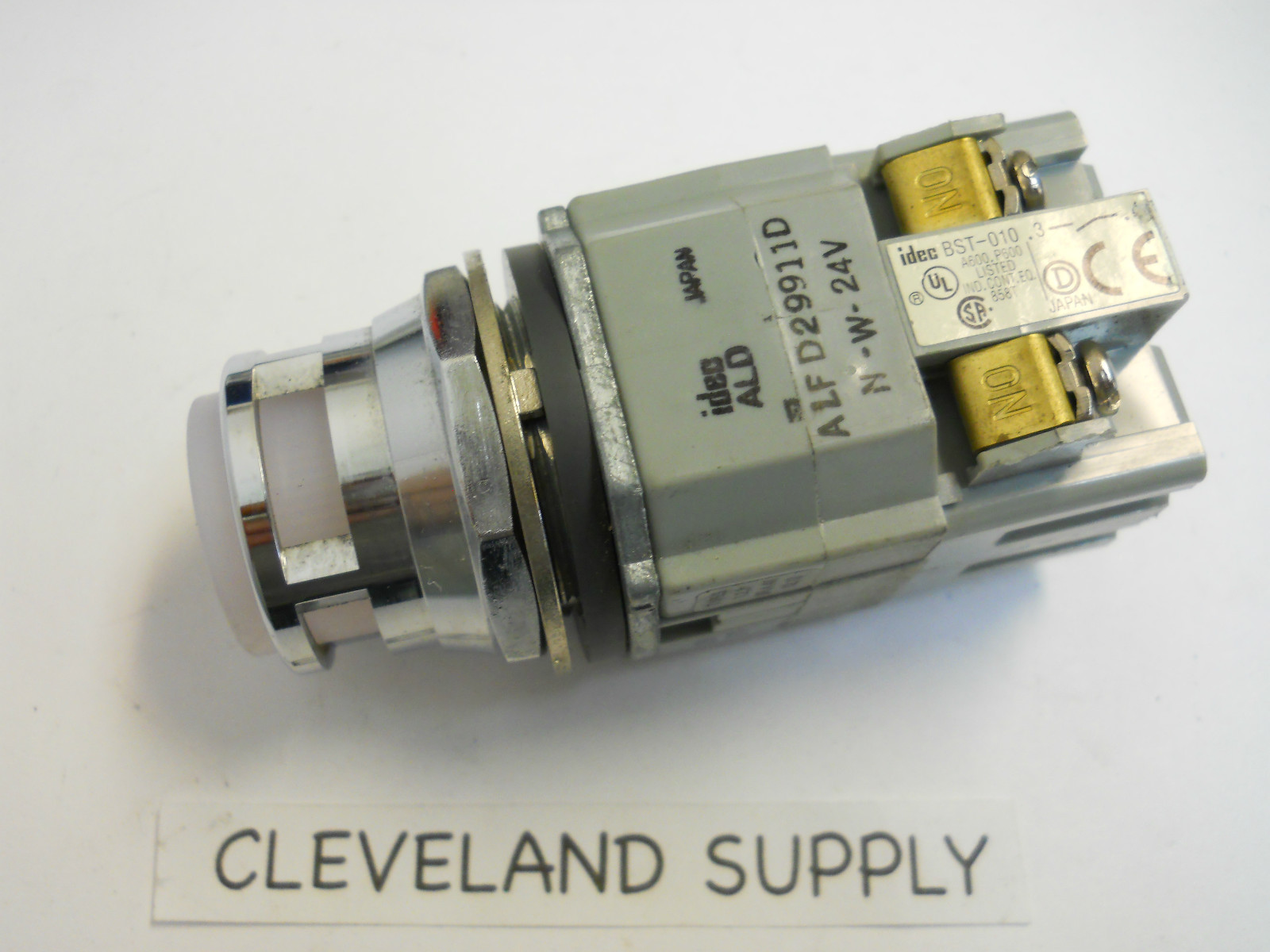 IDEC ALFD29911 DN-W-24V LED WHITE PUSH BUTTON WITH LAMP  NEW CONDITION NO BOX