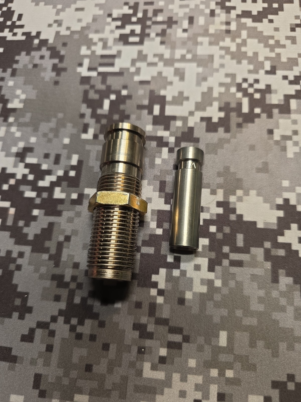 DILLON PRECISION POWDER THROUGH DIE RELOADING POWDER DIE RELOAD WITH A FUNNEL