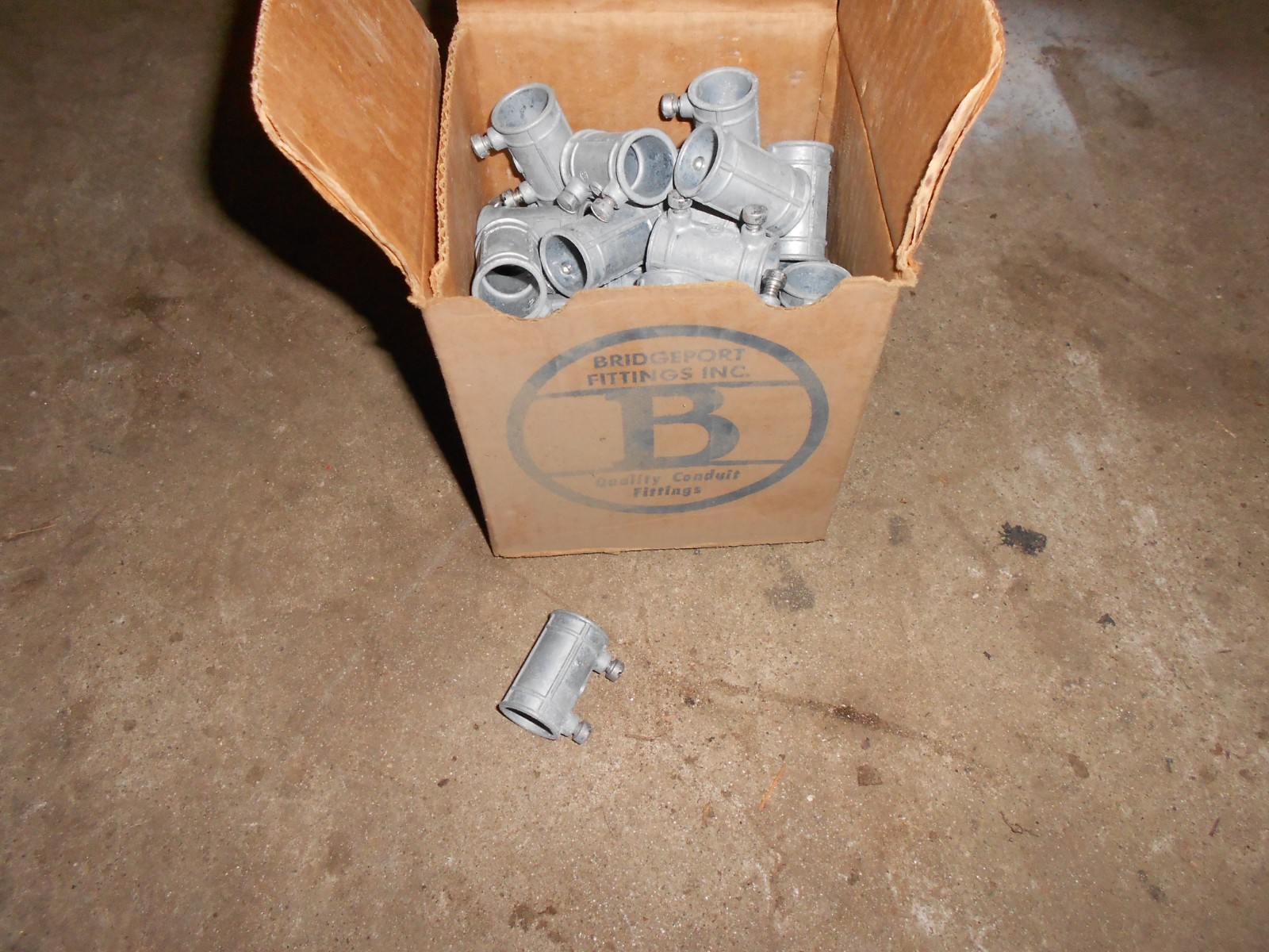Box of 50 Bridgeport 240-DC Die Cast Zinc EMT Set Screw Couplings, 1/2" nos